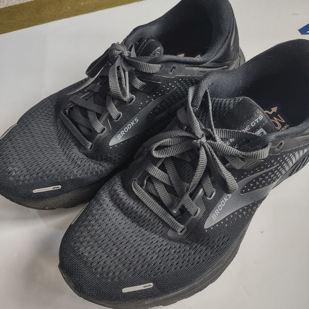 Brooks women's shoes size 9w